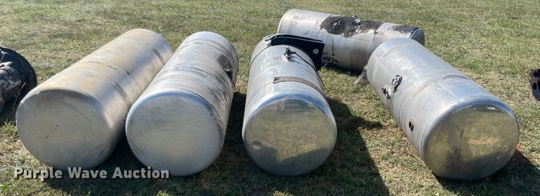 image for item JQ9467 (5) Peterbilt fuel tanks