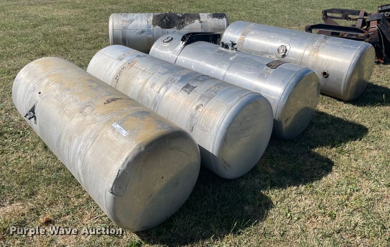 image for item JQ9467 (5) Peterbilt fuel tanks