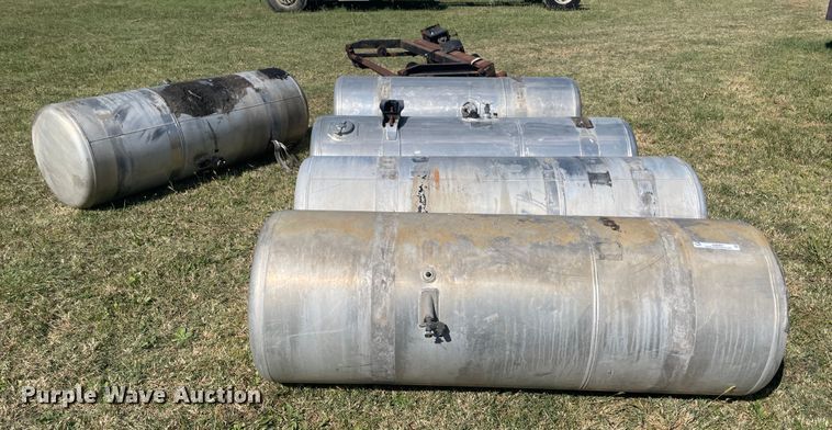 image for item JQ9467 (5) Peterbilt fuel tanks