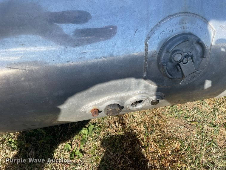 image for item JQ9467 (5) Peterbilt fuel tanks