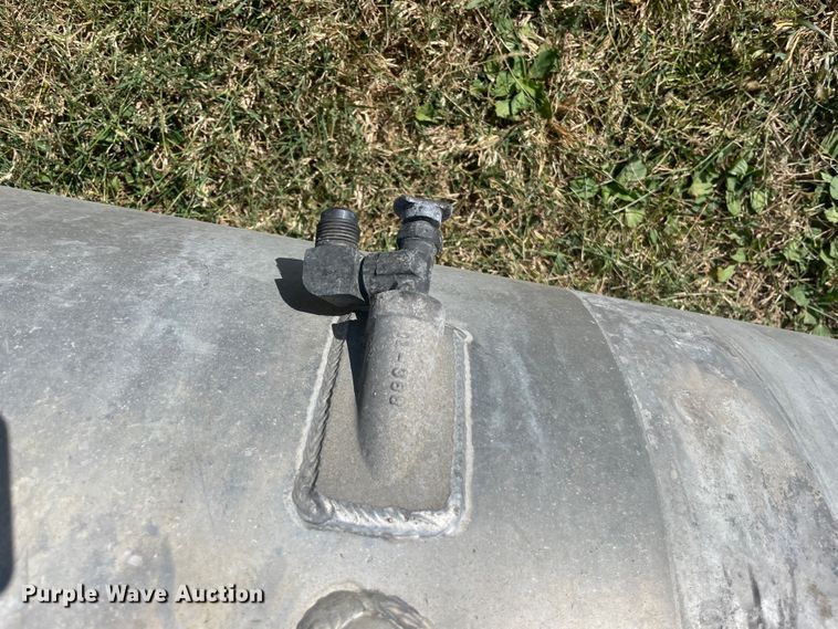 image for item JQ9467 (5) Peterbilt fuel tanks