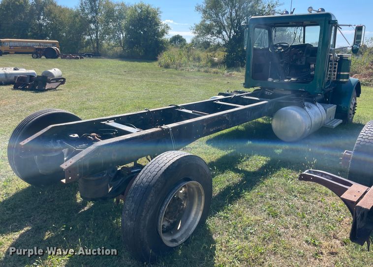 image for item JQ9470 1995 Peterbilt 379  truck cab and chassis