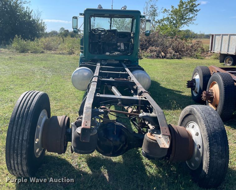 image for item JQ9470 1995 Peterbilt 379  truck cab and chassis