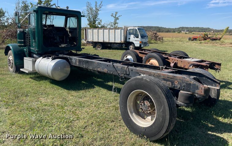 image for item JQ9470 1995 Peterbilt 379  truck cab and chassis