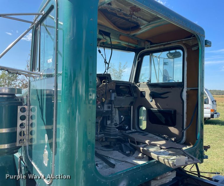 image for item JQ9470 1995 Peterbilt 379  truck cab and chassis