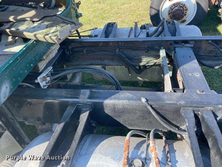 image for item JQ9470 1995 Peterbilt 379  truck cab and chassis