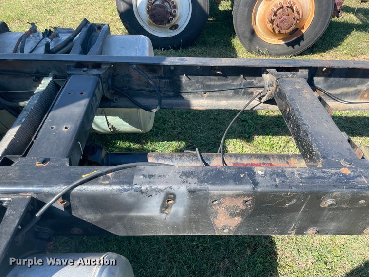 image for item JQ9470 1995 Peterbilt 379  truck cab and chassis