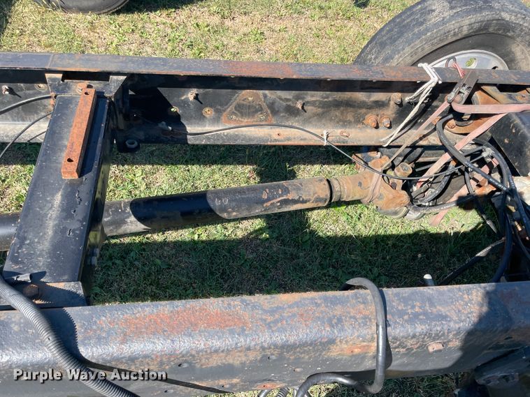 image for item JQ9470 1995 Peterbilt 379  truck cab and chassis