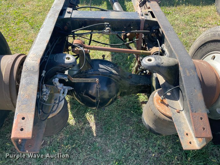 image for item JQ9470 1995 Peterbilt 379  truck cab and chassis