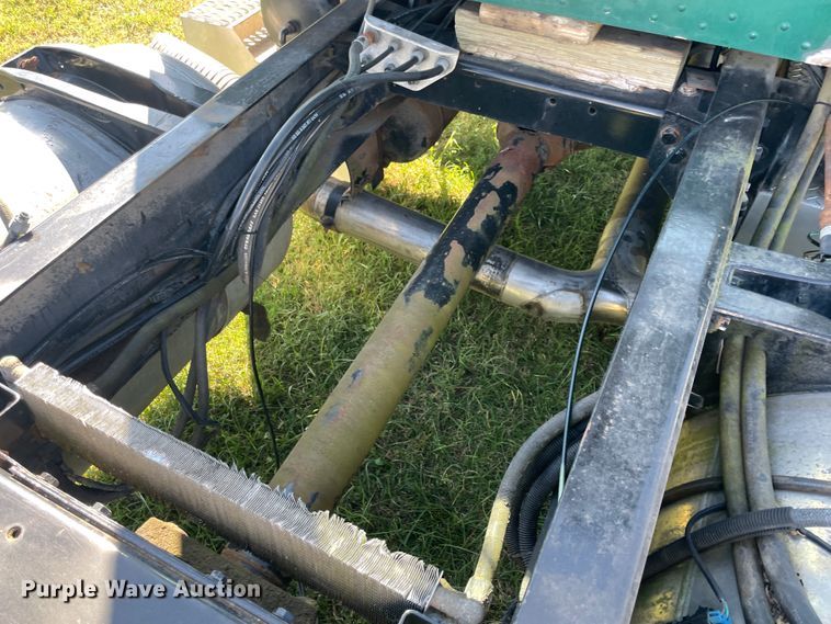 image for item JQ9470 1995 Peterbilt 379  truck cab and chassis