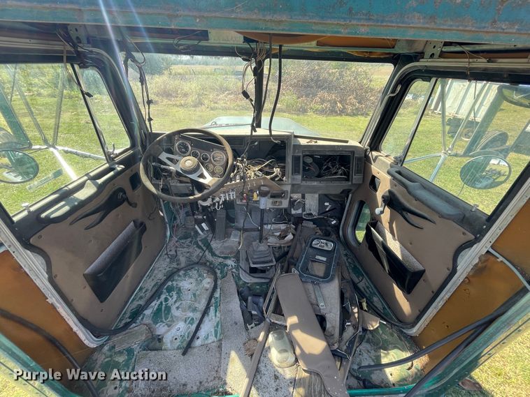 image for item JQ9470 1995 Peterbilt 379  truck cab and chassis