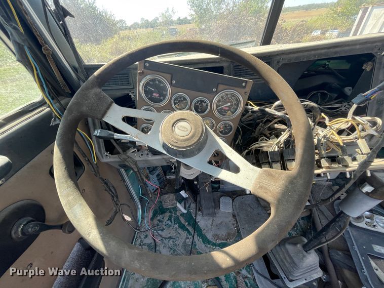 image for item JQ9470 1995 Peterbilt 379  truck cab and chassis