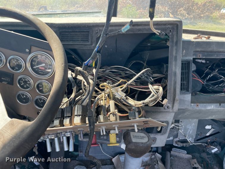 image for item JQ9470 1995 Peterbilt 379  truck cab and chassis