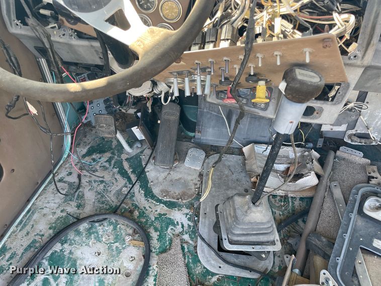 image for item JQ9470 1995 Peterbilt 379  truck cab and chassis