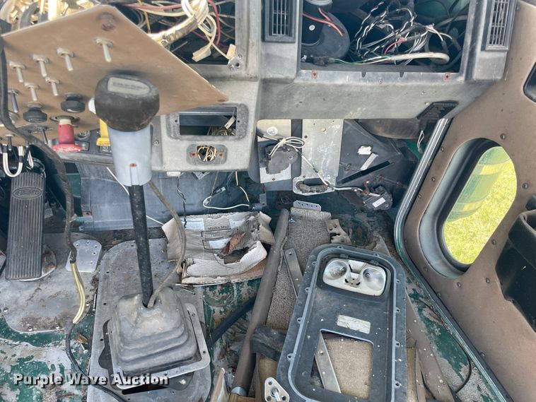 image for item JQ9470 1995 Peterbilt 379  truck cab and chassis