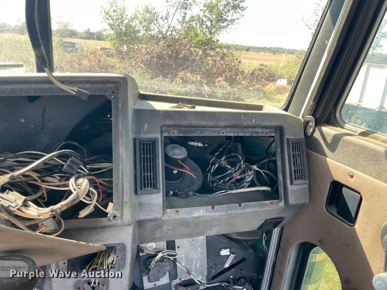 image for item JQ9470 1995 Peterbilt 379  truck cab and chassis