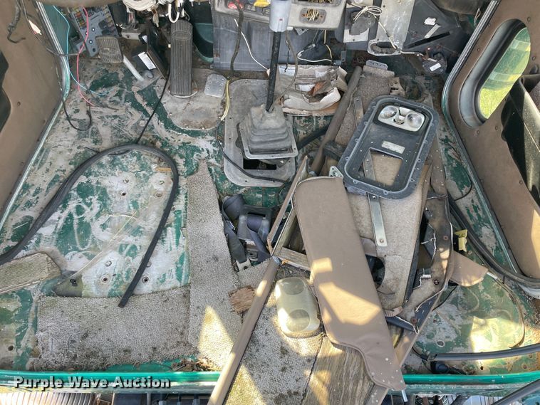 image for item JQ9470 1995 Peterbilt 379  truck cab and chassis