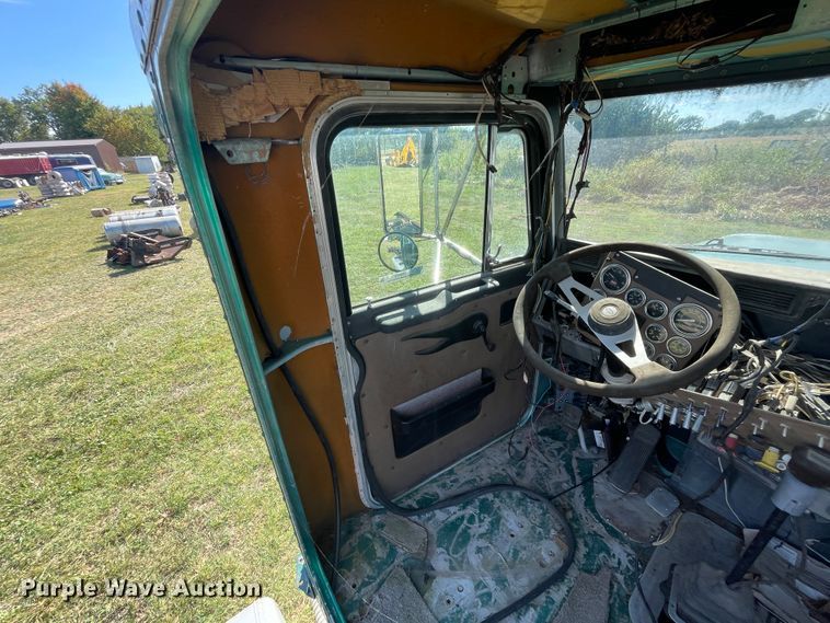 image for item JQ9470 1995 Peterbilt 379  truck cab and chassis