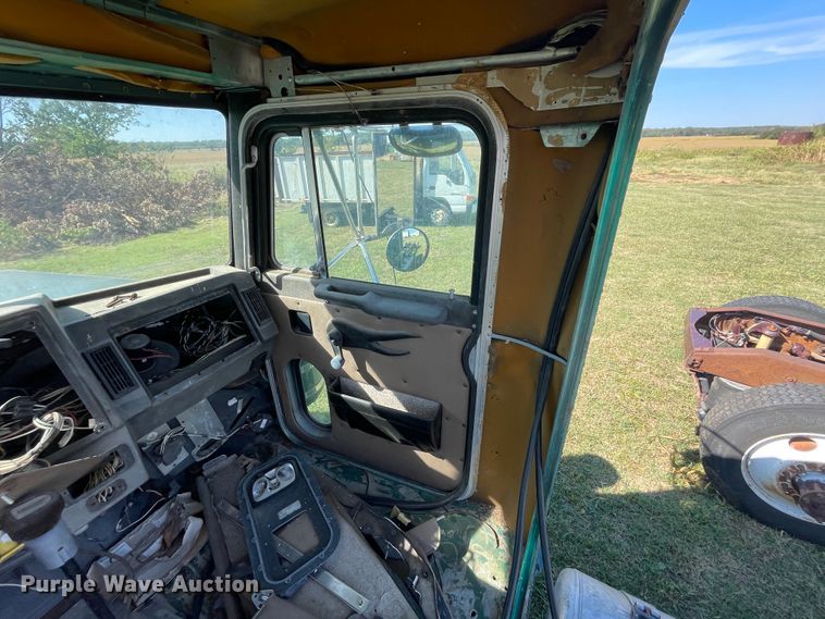 image for item JQ9470 1995 Peterbilt 379  truck cab and chassis