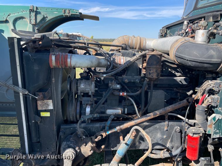 image for item JQ9470 1995 Peterbilt 379  truck cab and chassis