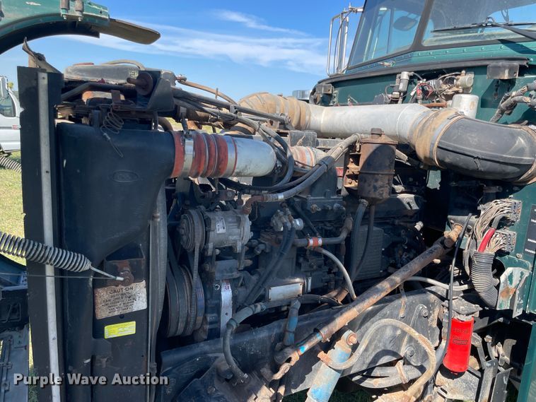 image for item JQ9470 1995 Peterbilt 379  truck cab and chassis