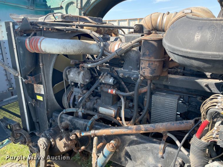 image for item JQ9470 1995 Peterbilt 379  truck cab and chassis