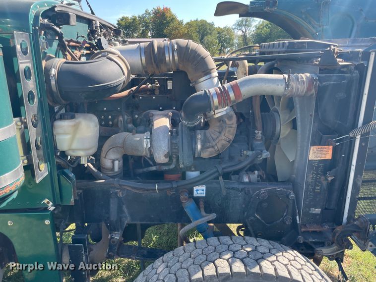 image for item JQ9470 1995 Peterbilt 379  truck cab and chassis