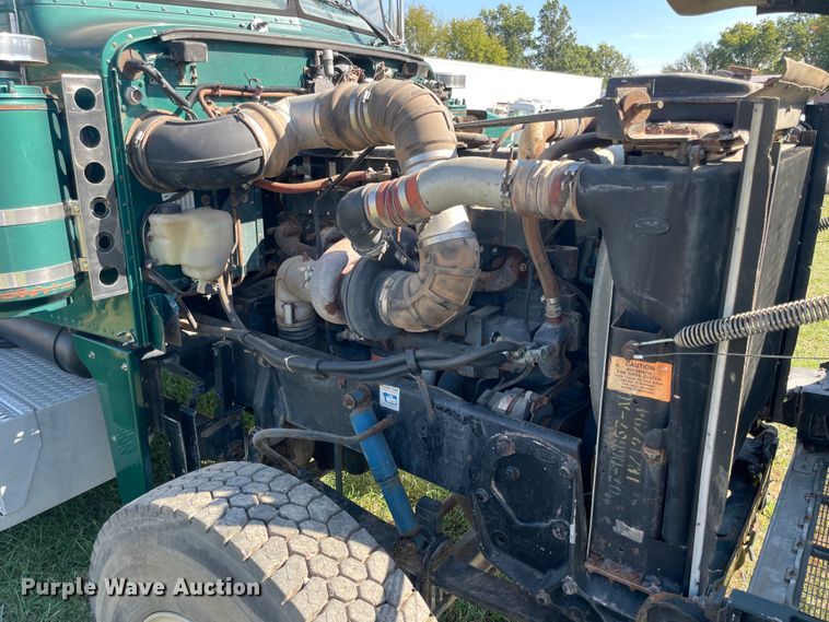 image for item JQ9470 1995 Peterbilt 379  truck cab and chassis