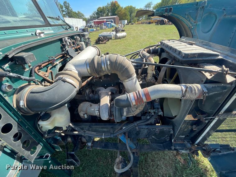 image for item JQ9470 1995 Peterbilt 379  truck cab and chassis