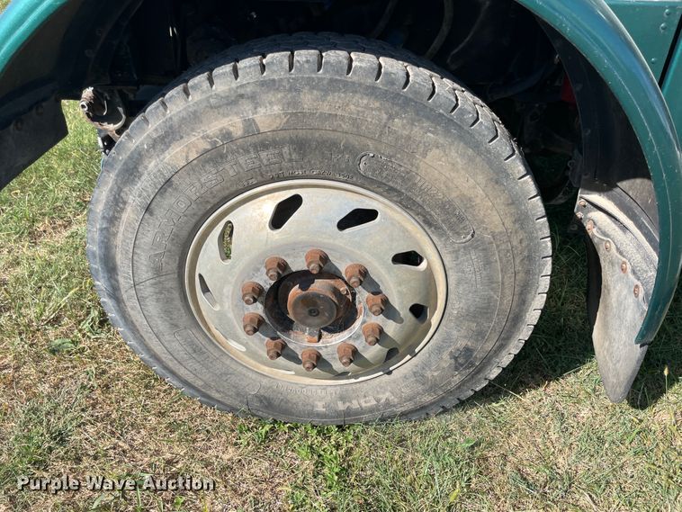 image for item JQ9470 1995 Peterbilt 379  truck cab and chassis