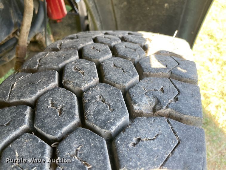 image for item JQ9470 1995 Peterbilt 379  truck cab and chassis