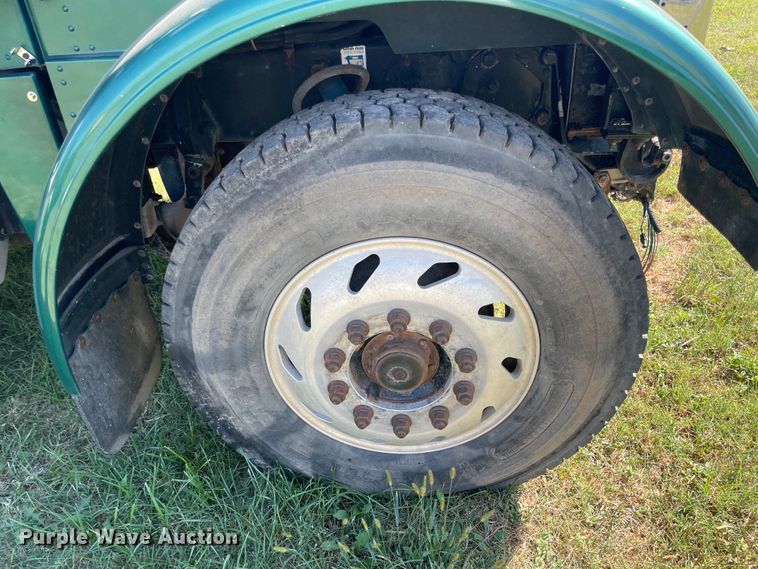 image for item JQ9470 1995 Peterbilt 379  truck cab and chassis