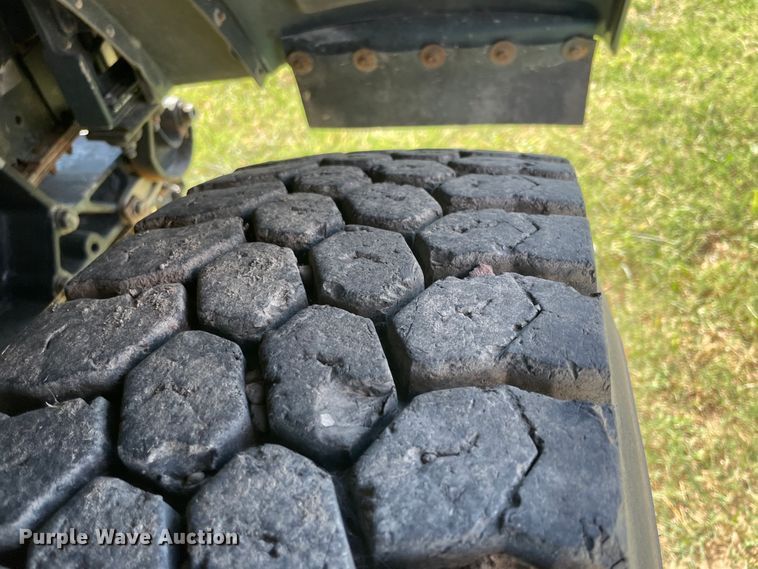 image for item JQ9470 1995 Peterbilt 379  truck cab and chassis