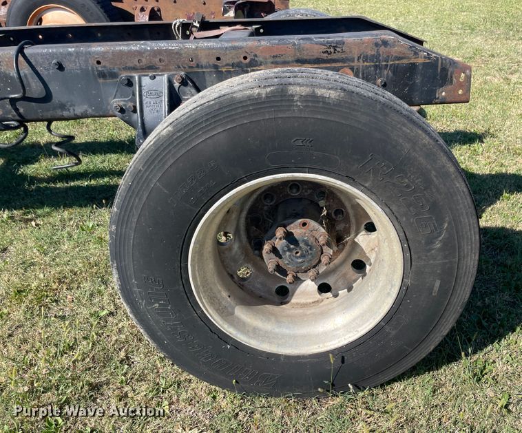 image for item JQ9470 1995 Peterbilt 379  truck cab and chassis