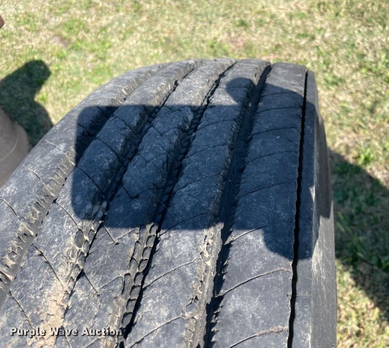 image for item JQ9470 1995 Peterbilt 379  truck cab and chassis