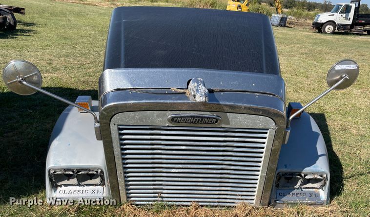 image for item JQ9473 2000 Freightliner Classic XL hood
