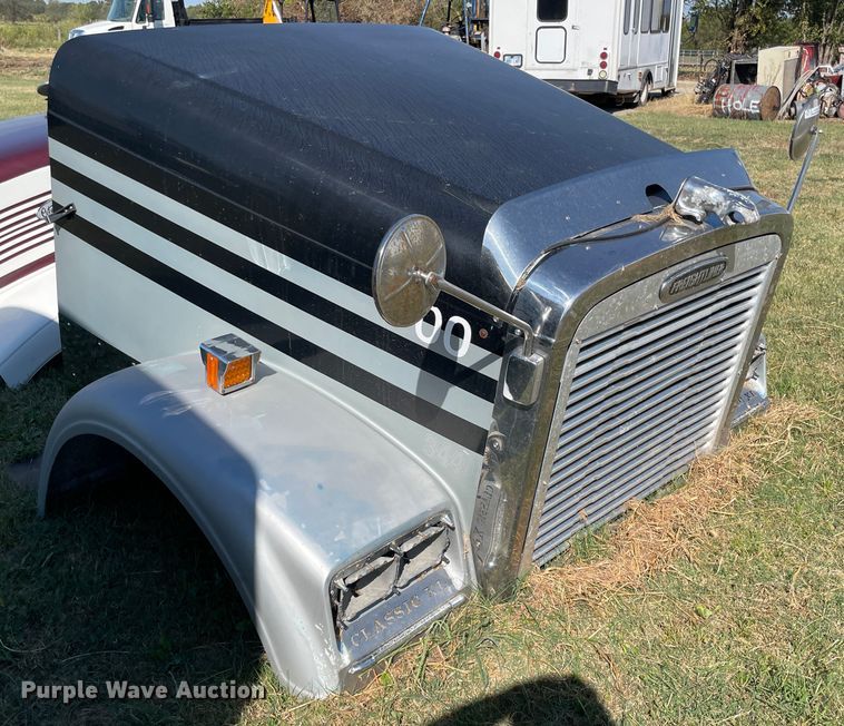 image for item JQ9473 2000 Freightliner Classic XL hood