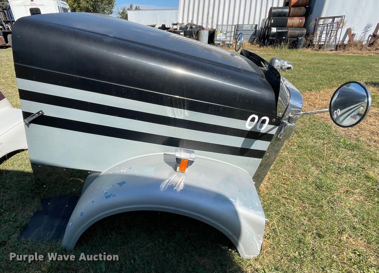 image for item JQ9473 2000 Freightliner Classic XL hood