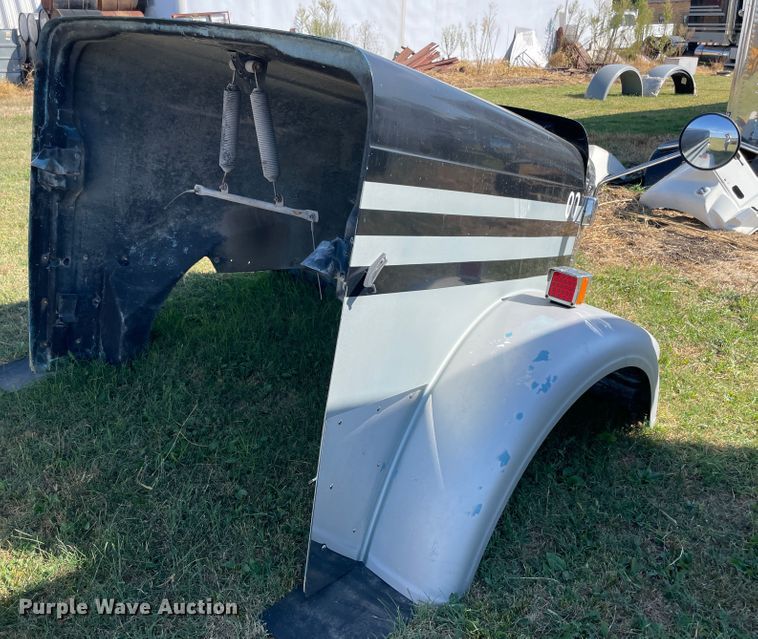 image for item JQ9473 2000 Freightliner Classic XL hood