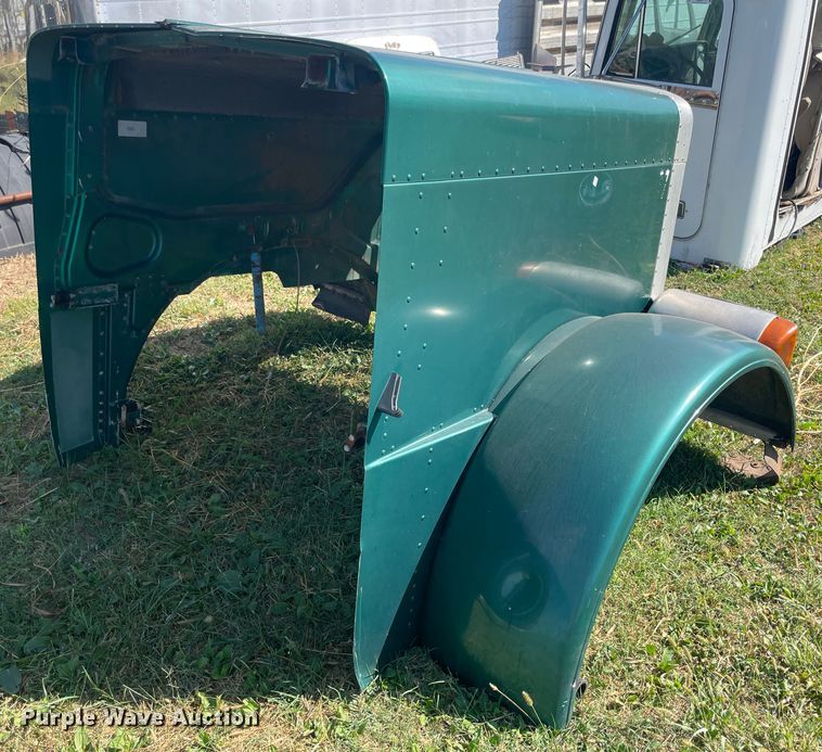 image for item JQ9474 Peterbilt 379 extended hood