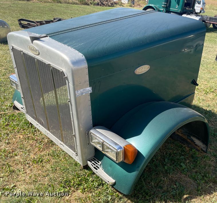 image for item JQ9474 Peterbilt 379 extended hood