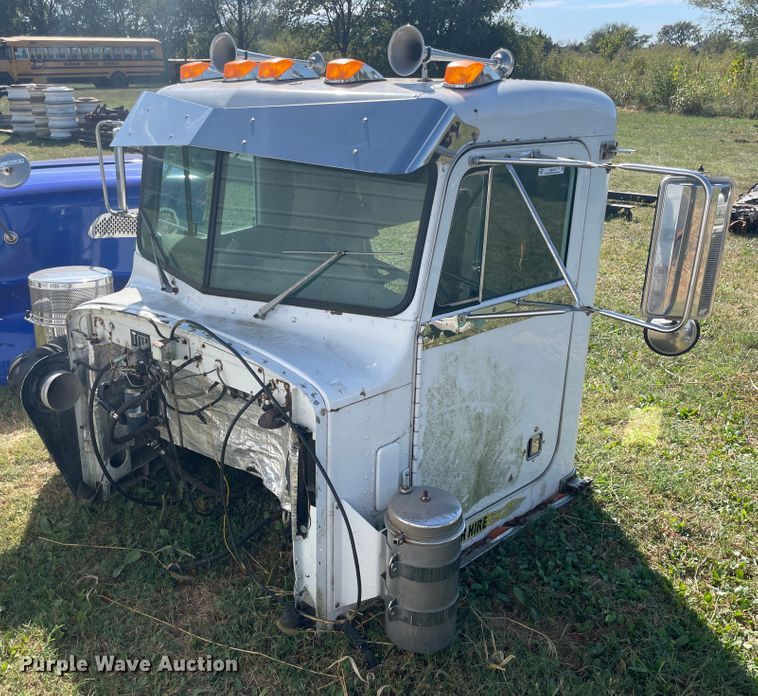 image for item JQ9475 1981 Peterbilt 359 cab