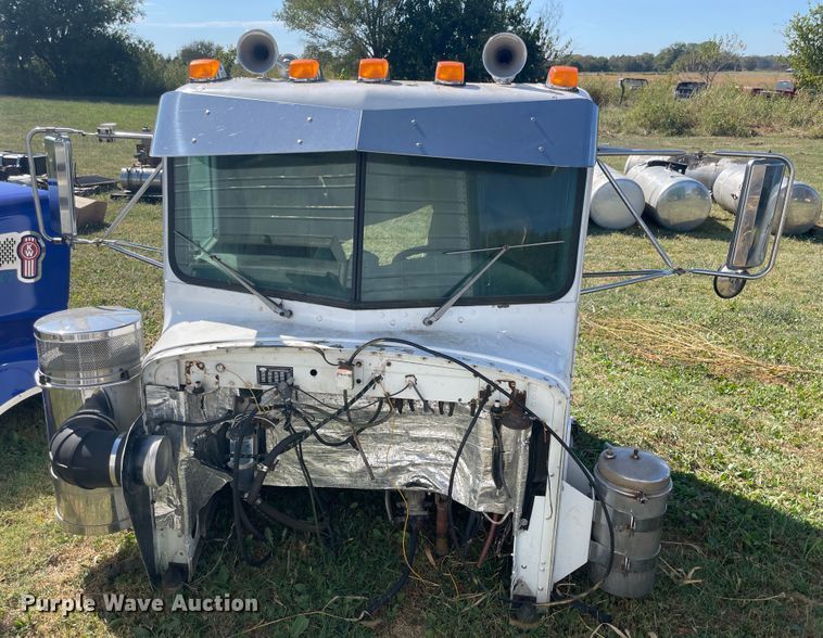 image for item JQ9475 1981 Peterbilt 359 cab