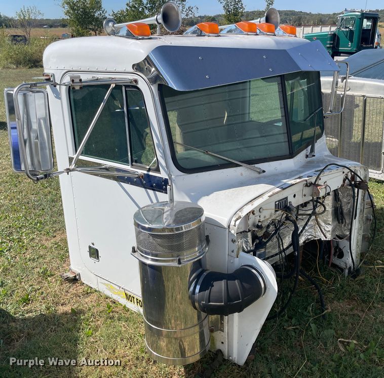 image for item JQ9475 1981 Peterbilt 359 cab