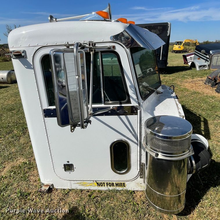 image for item JQ9475 1981 Peterbilt 359 cab