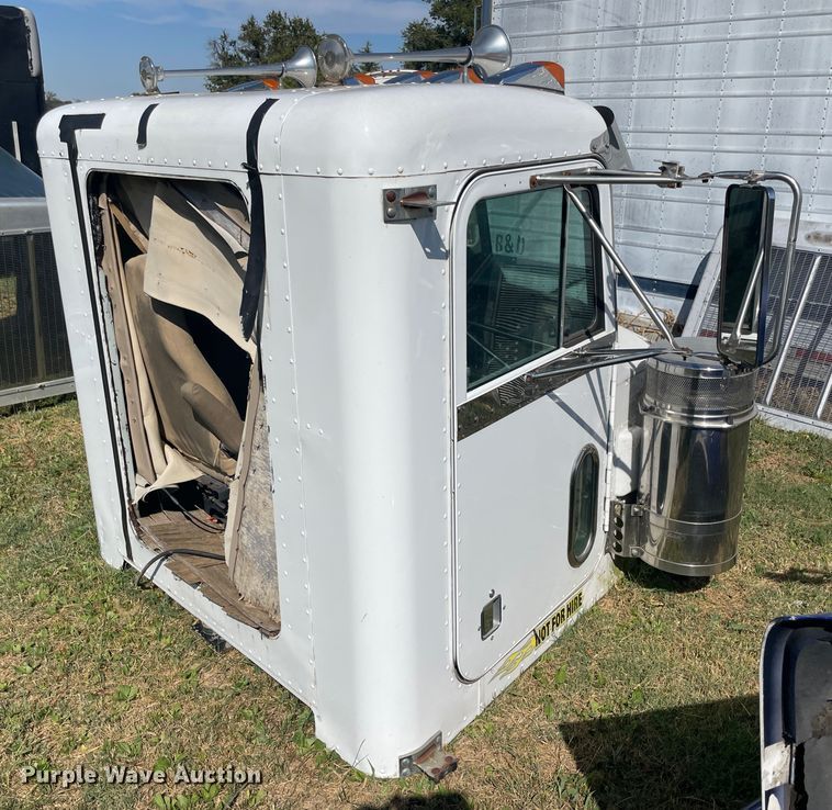 image for item JQ9475 1981 Peterbilt 359 cab