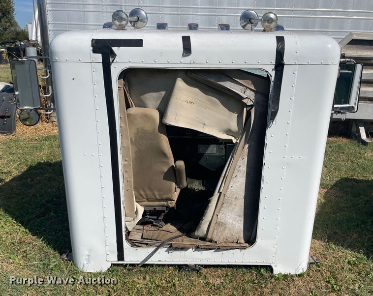 image for item JQ9475 1981 Peterbilt 359 cab