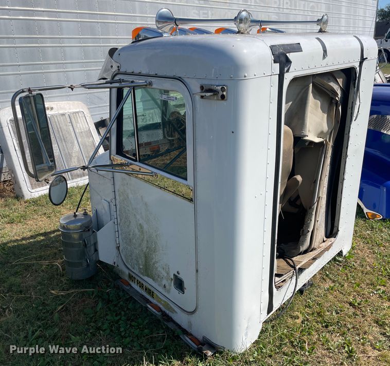 image for item JQ9475 1981 Peterbilt 359 cab