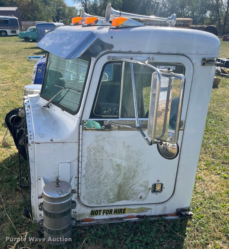 image for item JQ9475 1981 Peterbilt 359 cab