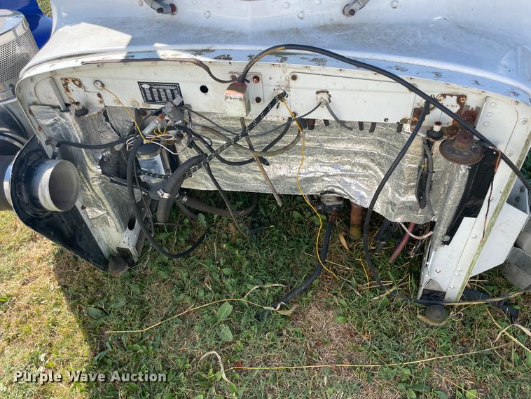 image for item JQ9475 1981 Peterbilt 359 cab